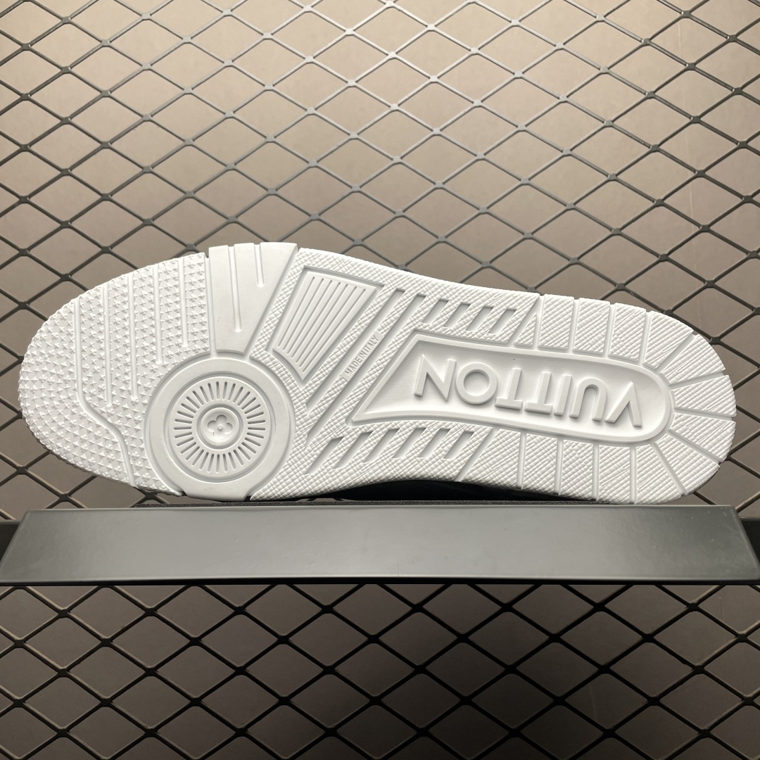 Low-top casual sneakers