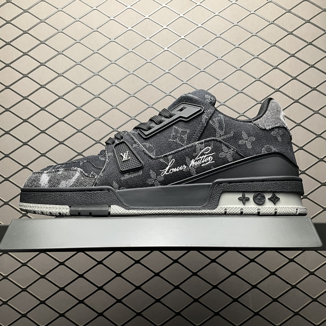 Low-top casual sneakers