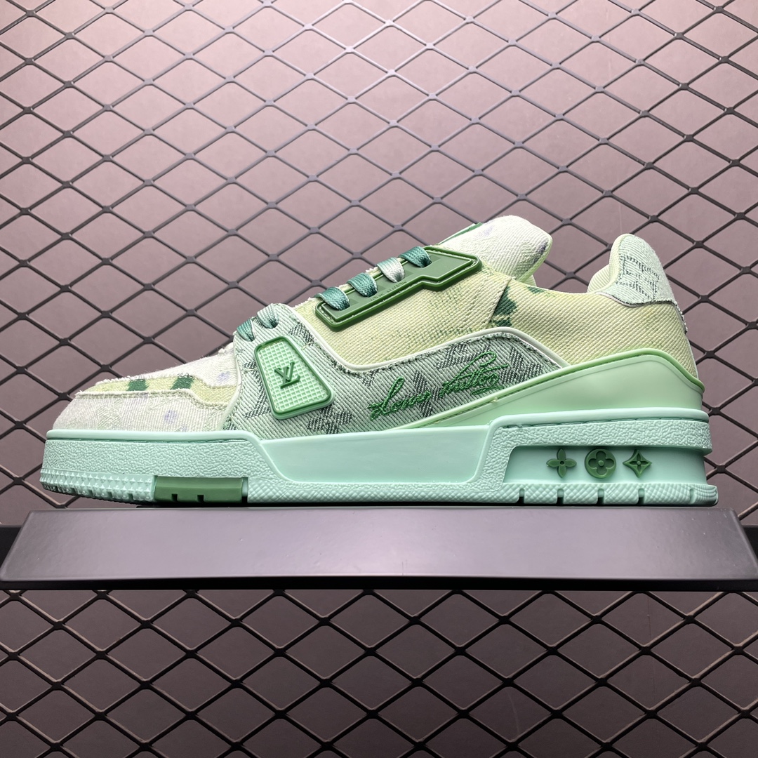 Low-top casual sneakers