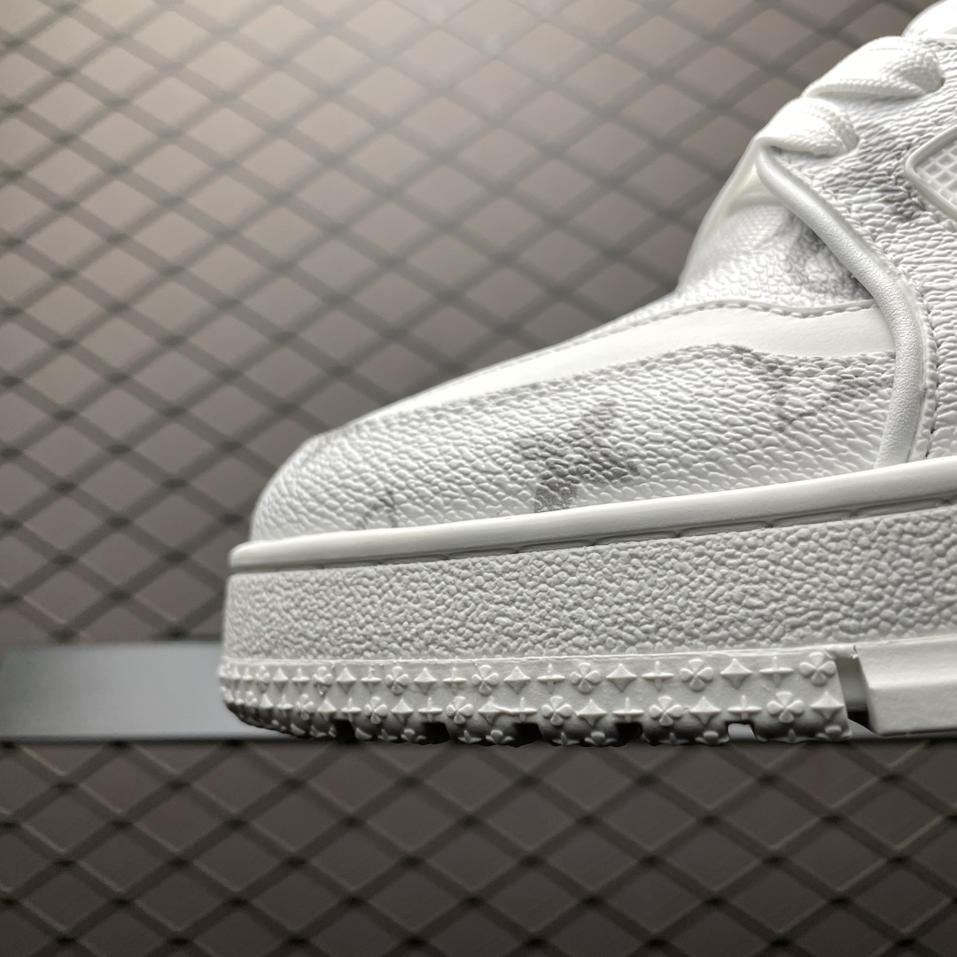 Low-top casual sneakers