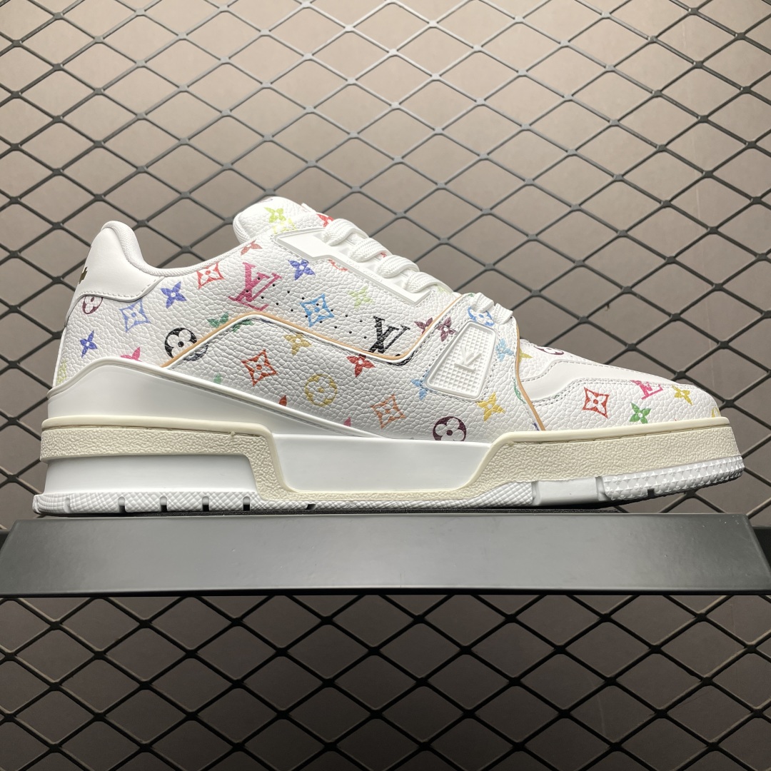 Low-top casual sneakers