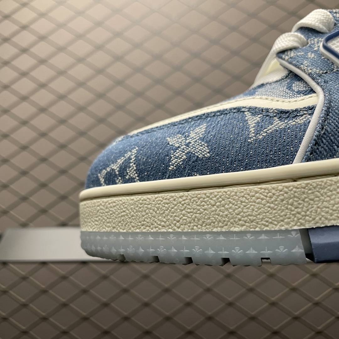 Low-top casual sneakers