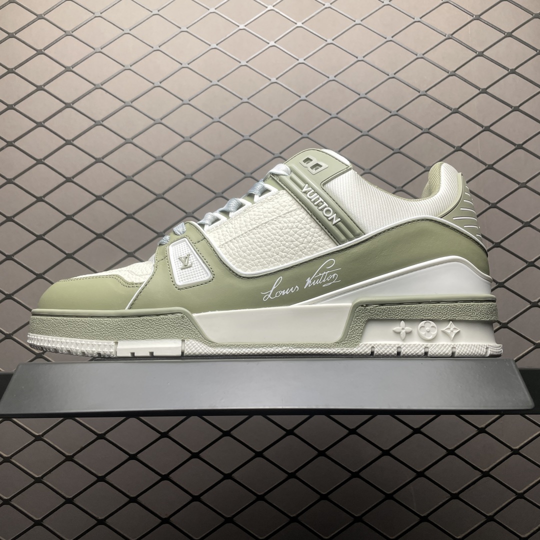 Low-top casual sneakers