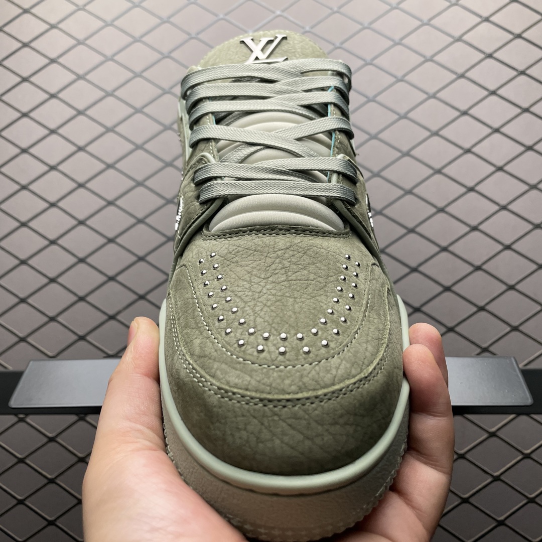 Low-top casual sneakers