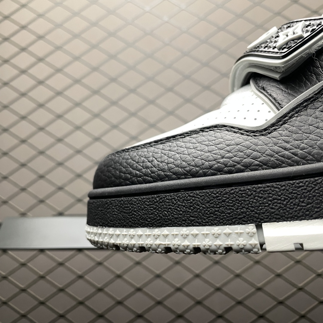 Low-top casual sneakers