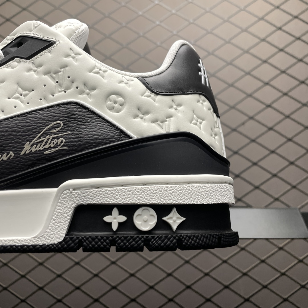 Low-top casual sneakers