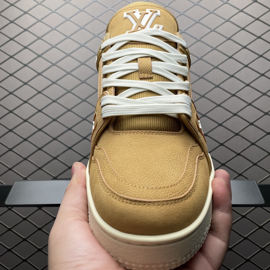 Low-top casual sneakers