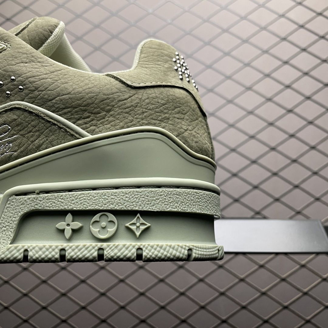 Low-top casual sneakers