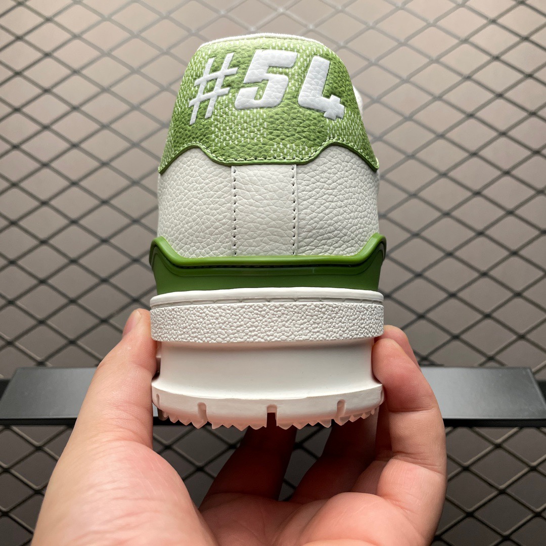 Low-top casual sneakers