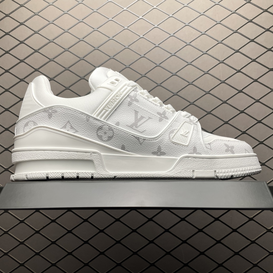 Low-top casual sneakers