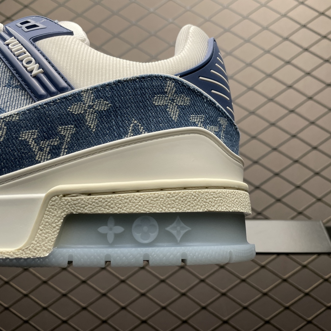 Low-top casual sneakers