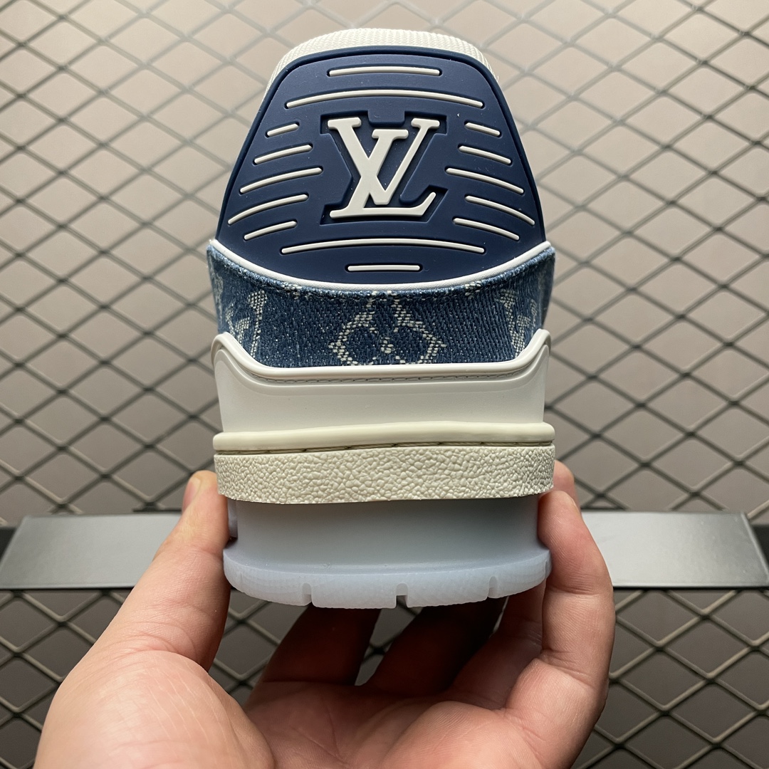 Low-top casual sneakers