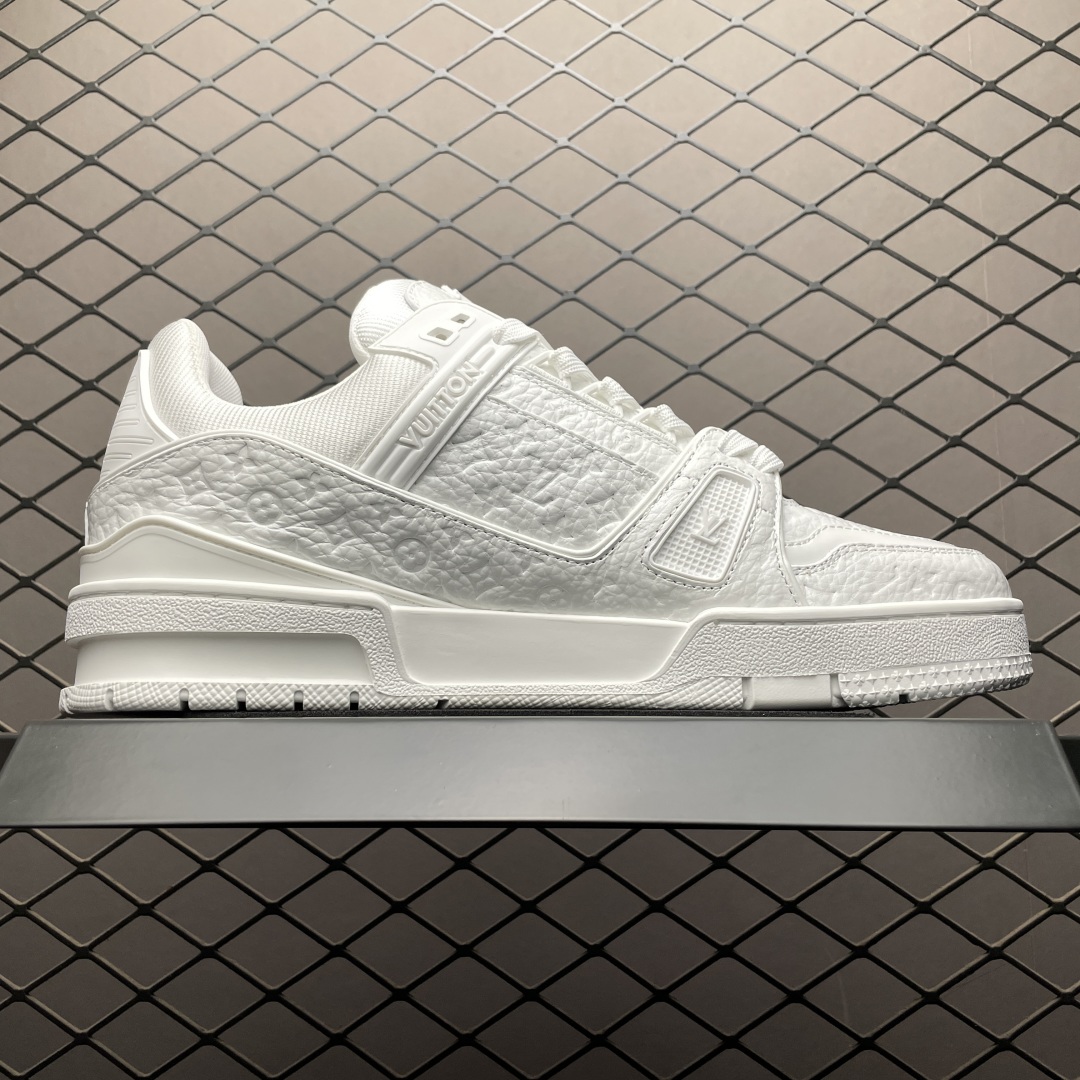 Low-top casual sneakers