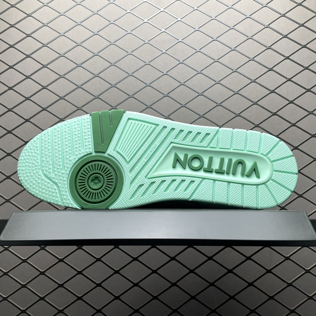 Low-top casual sneakers