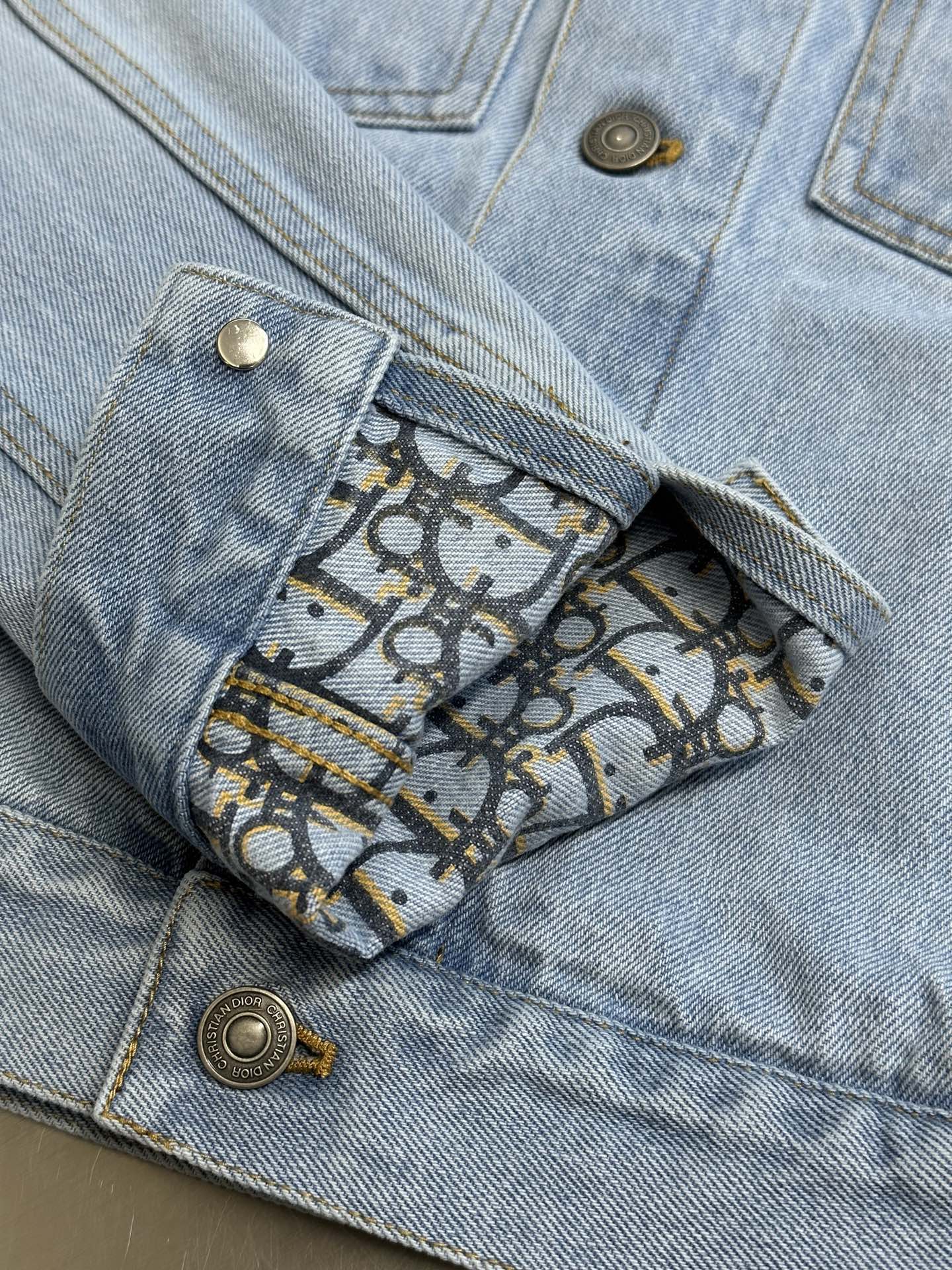 Turn-down collar denim jacket