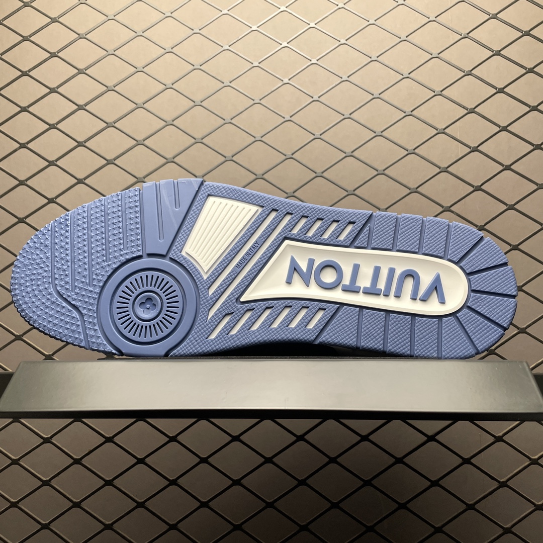 Low-top casual sneakers