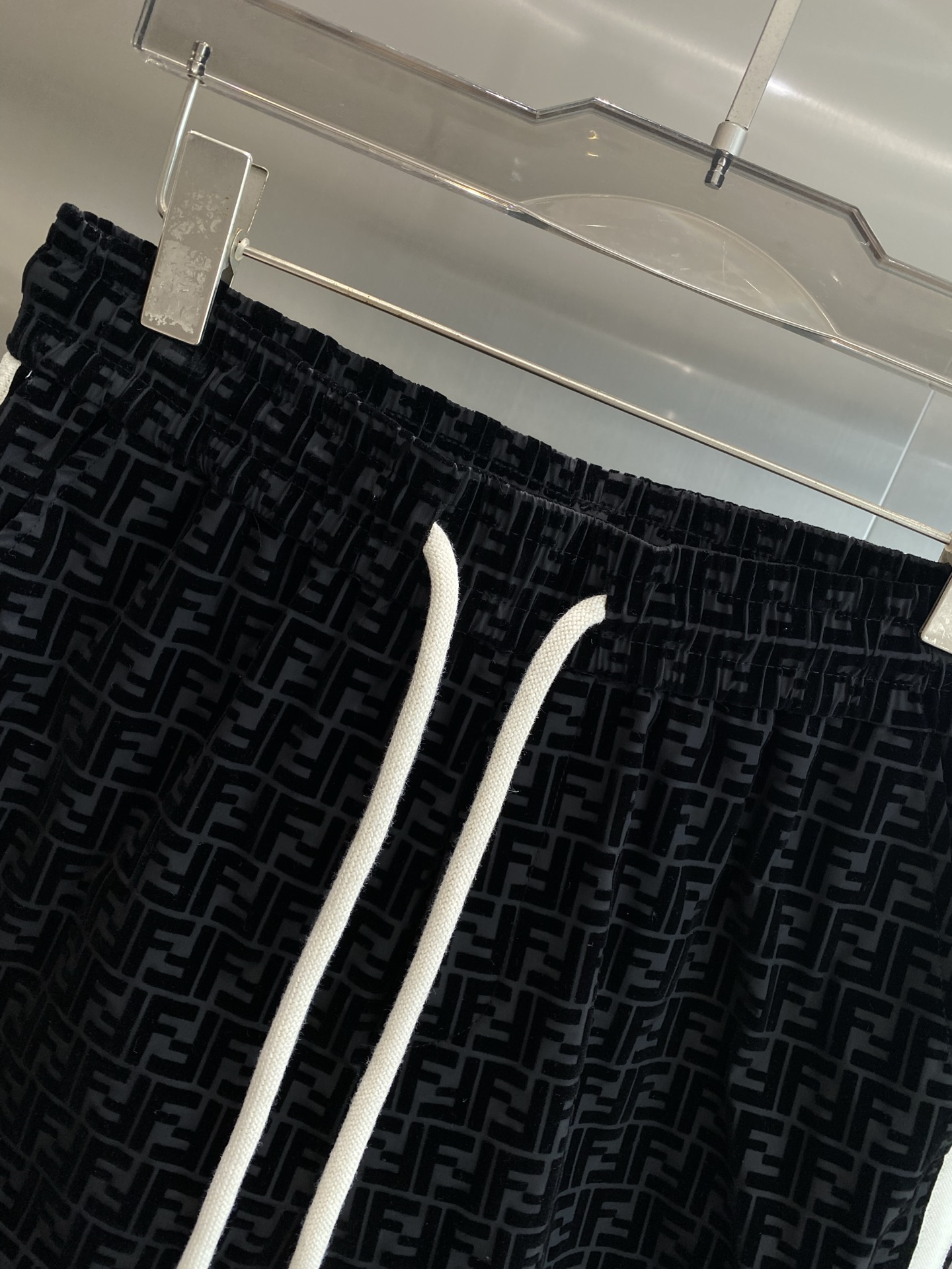 Side white stripe shorts