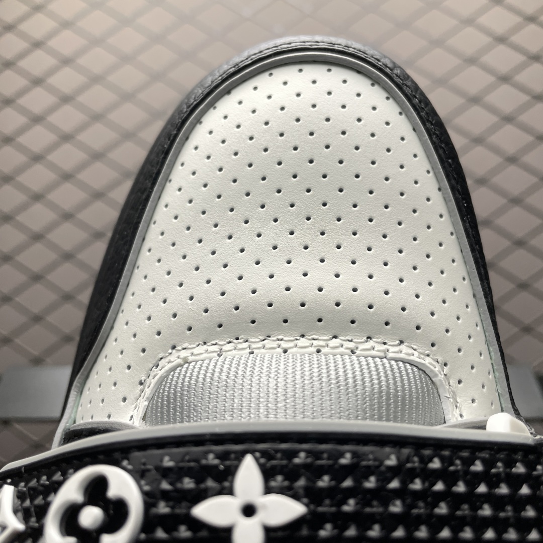 Low-top casual sneakers