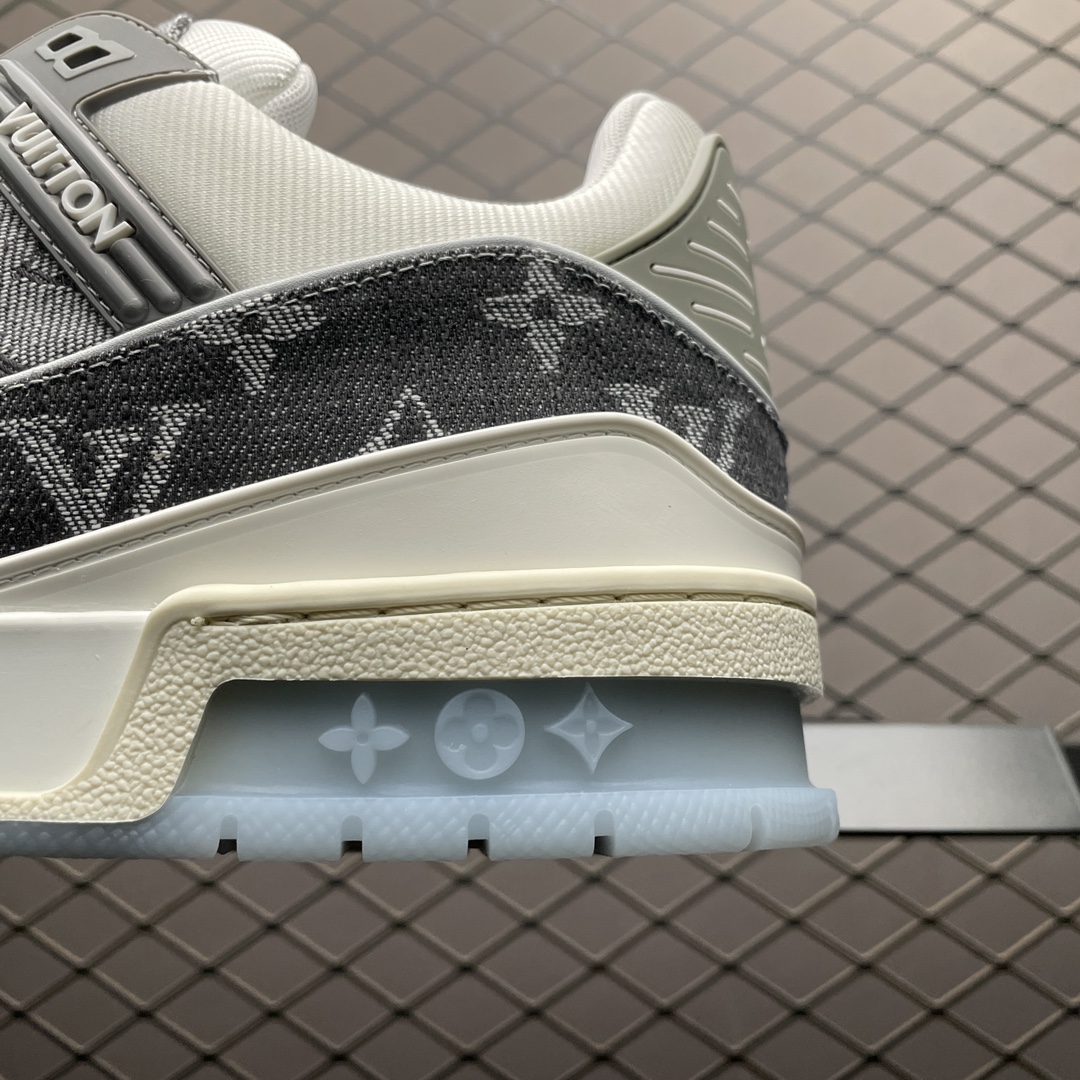 Low-top casual sneakers