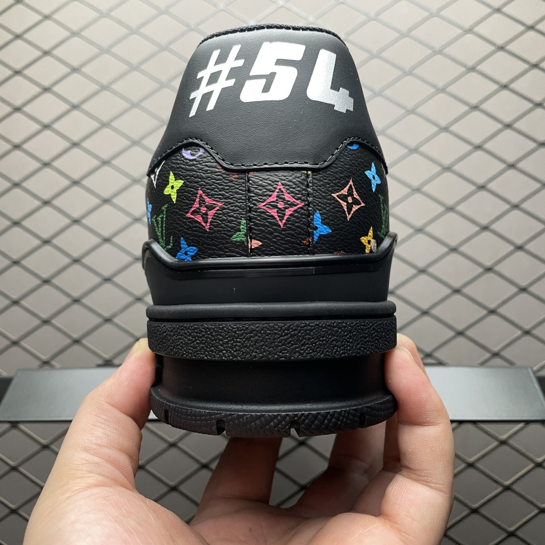 Low-top casual sneakers