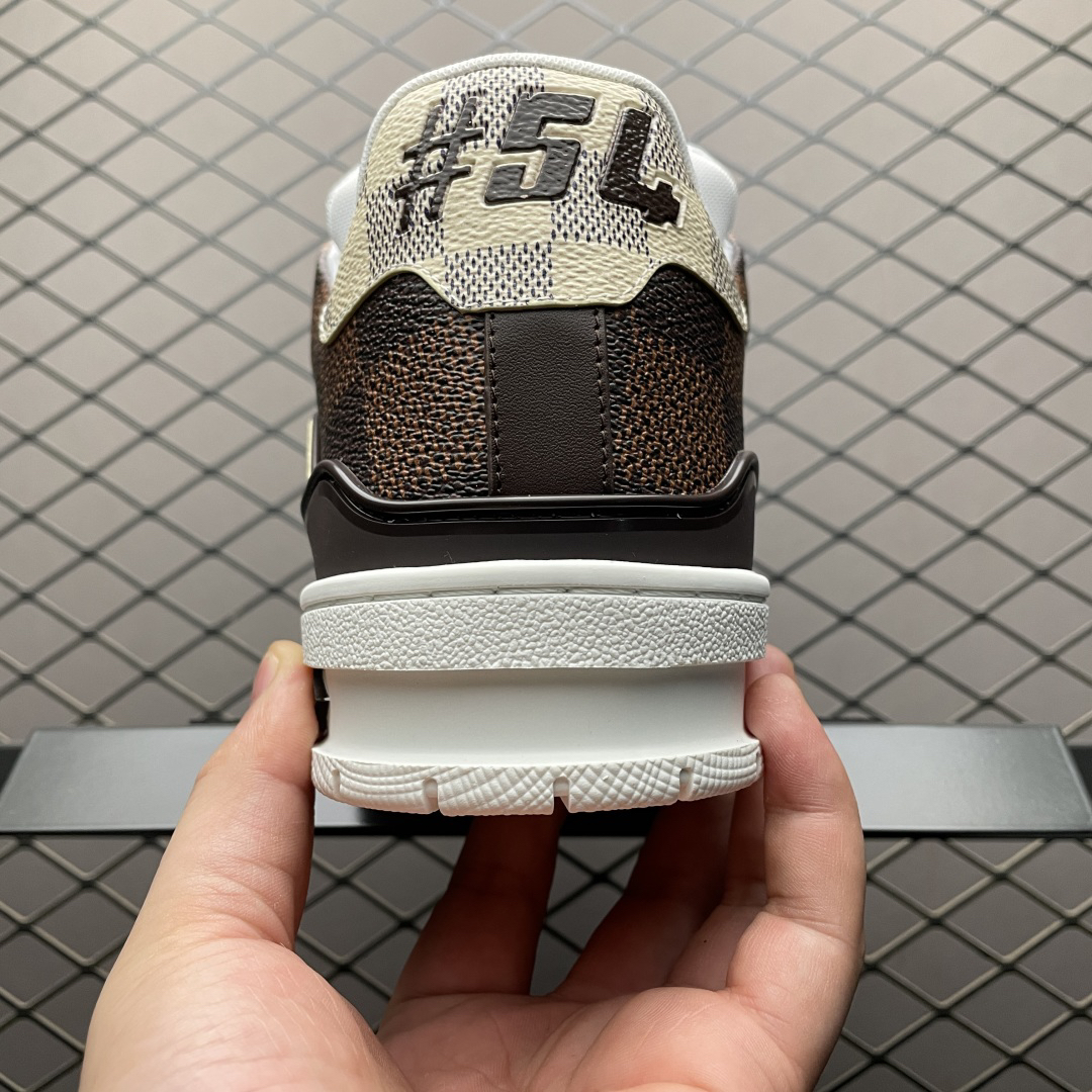 Low-top casual sneakers