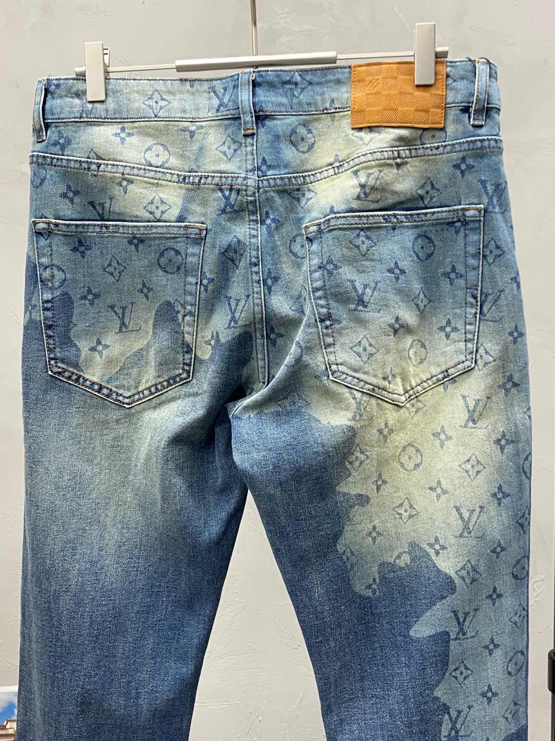 Breathable and comfortable jeans