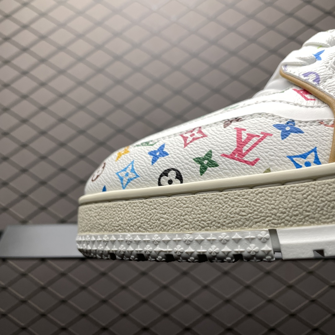 Low-top casual sneakers