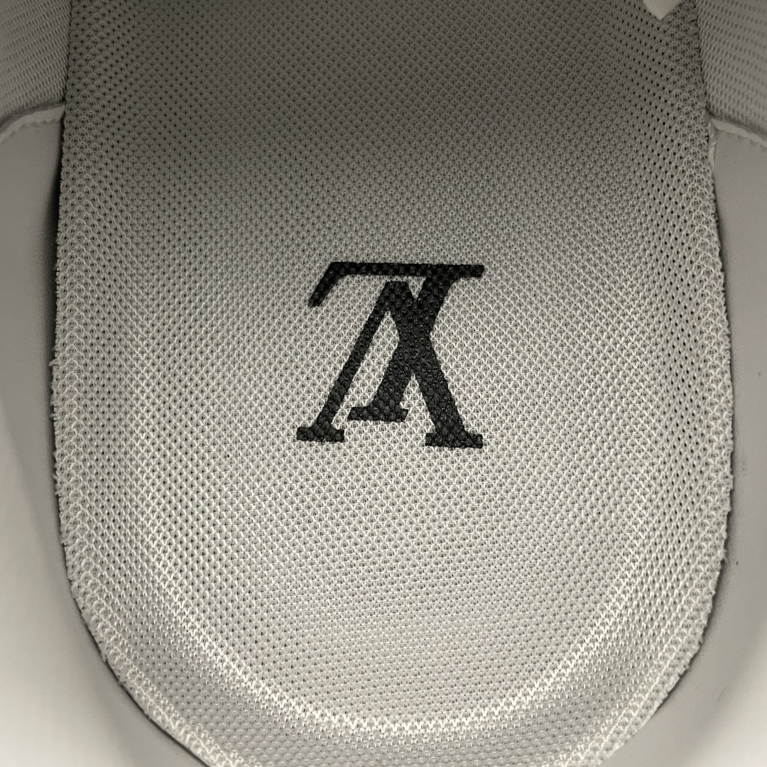 Low-top casual sneakers