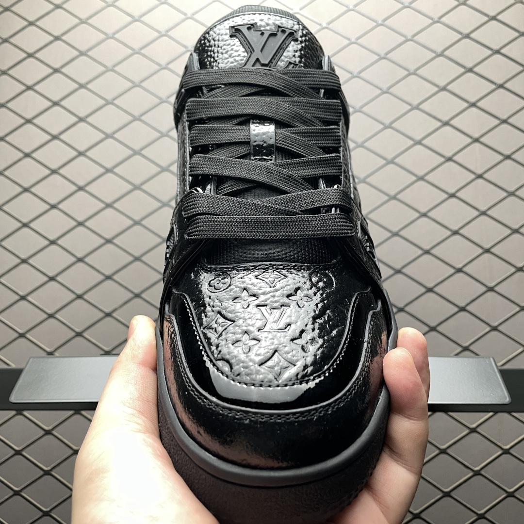 Low-top casual sneakers