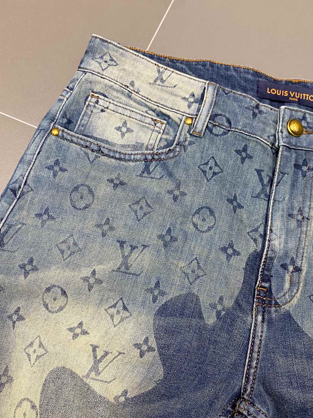 Breathable and comfortable jeans