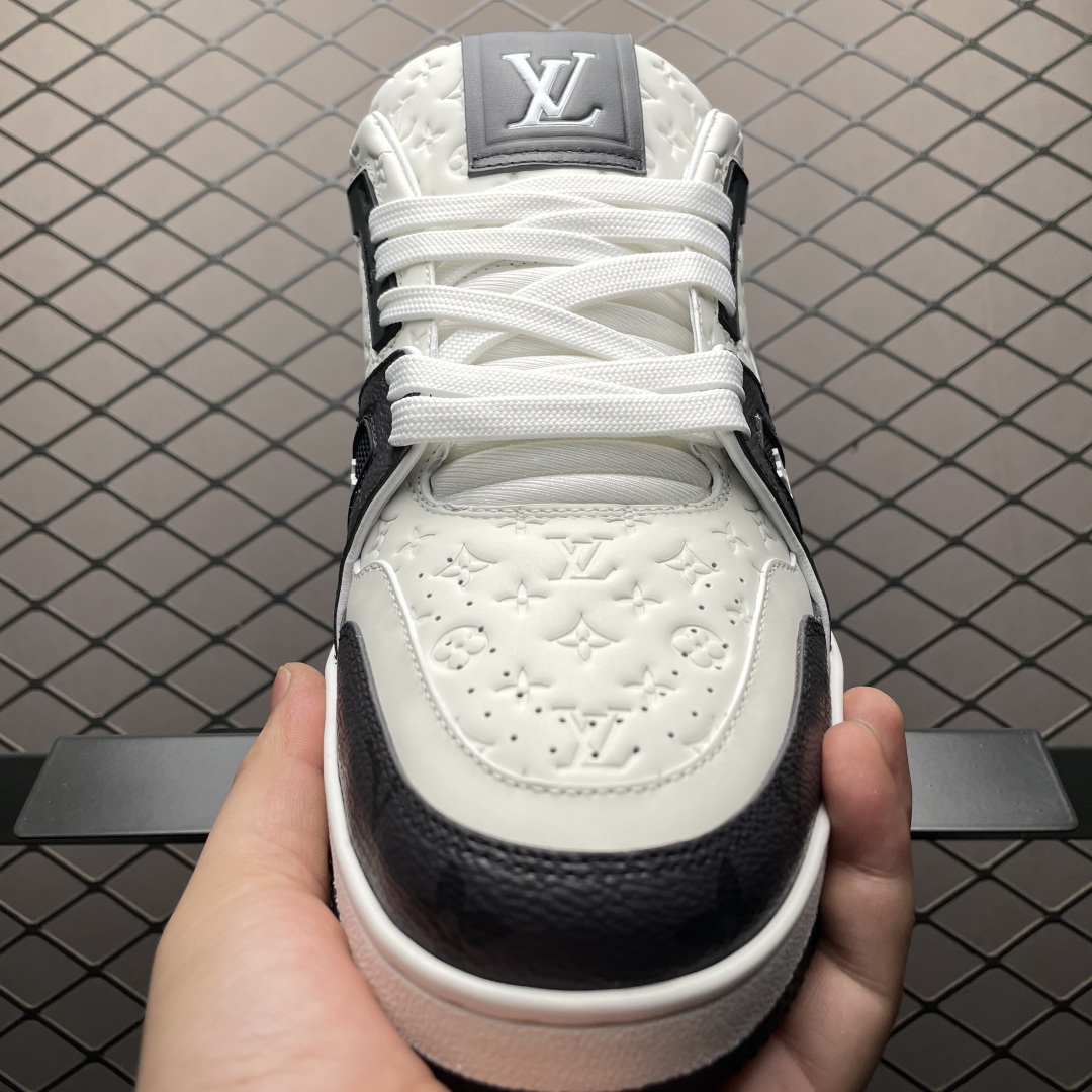 Low-top casual sneakers