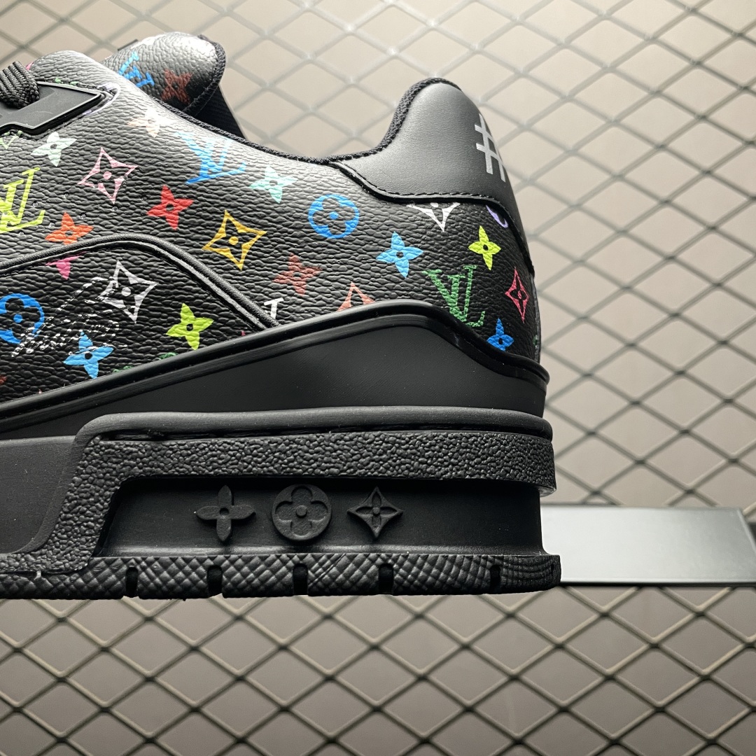 Low-top casual sneakers