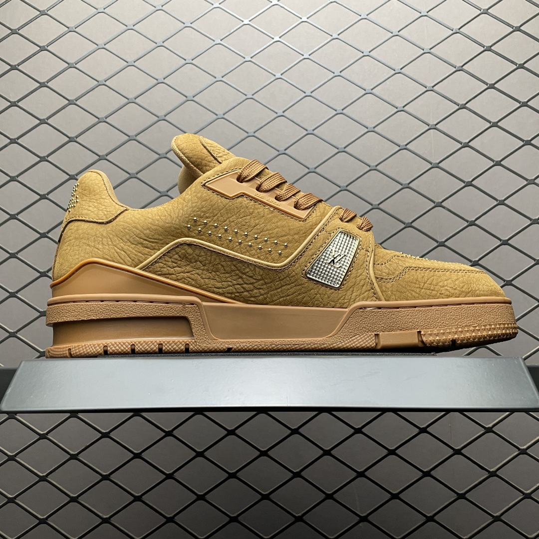 Brown low-top casual sneakers