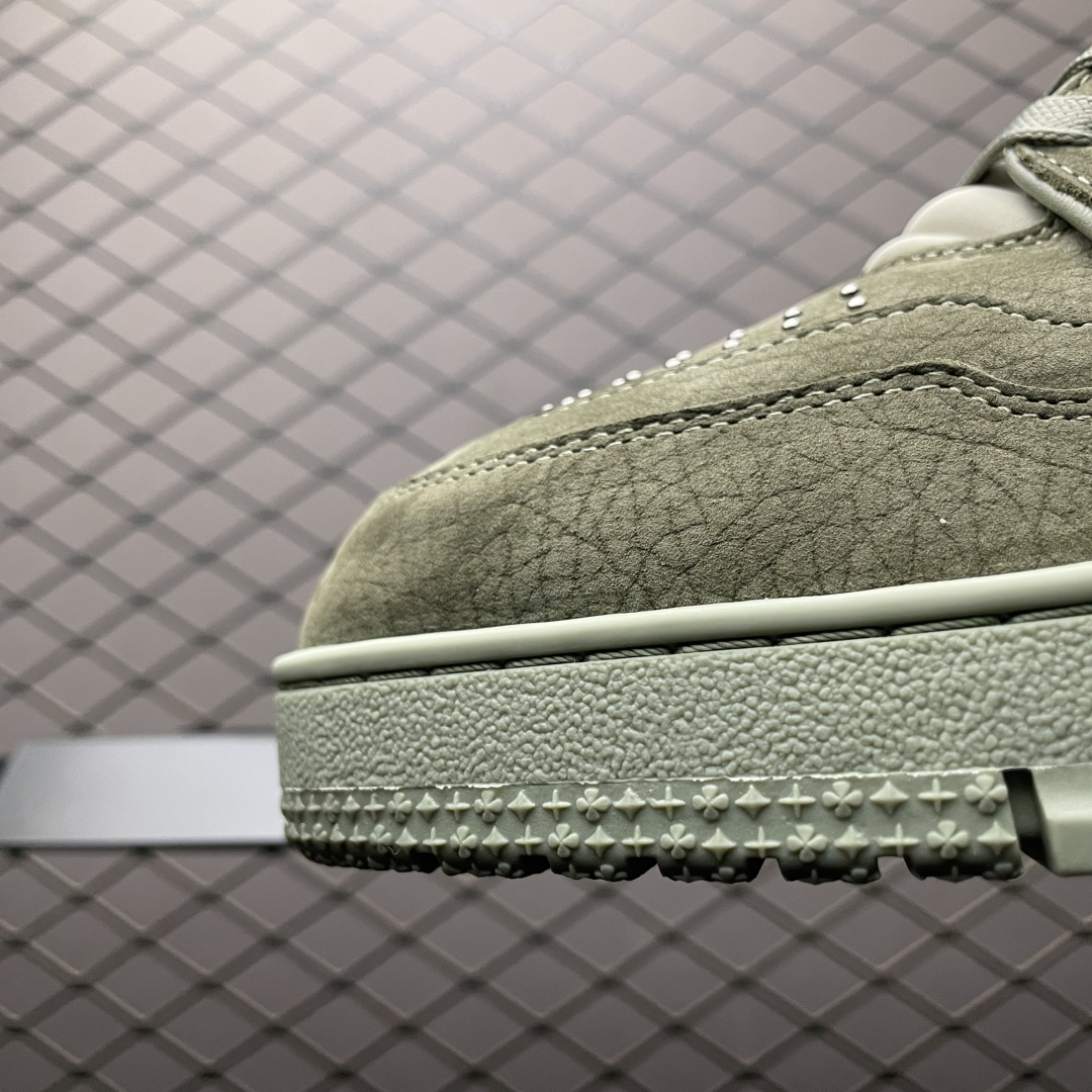 Low-top casual sneakers