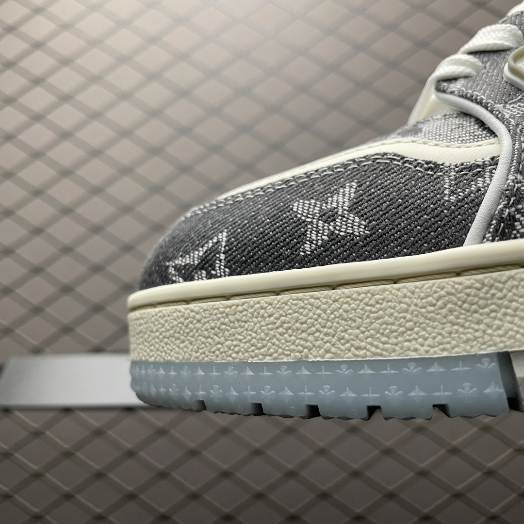 Low-top casual sneakers