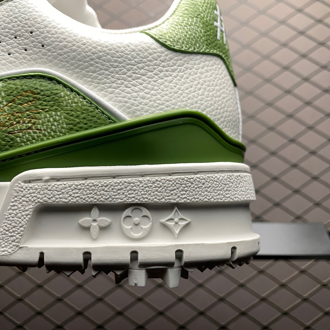 Low-top casual sneakers