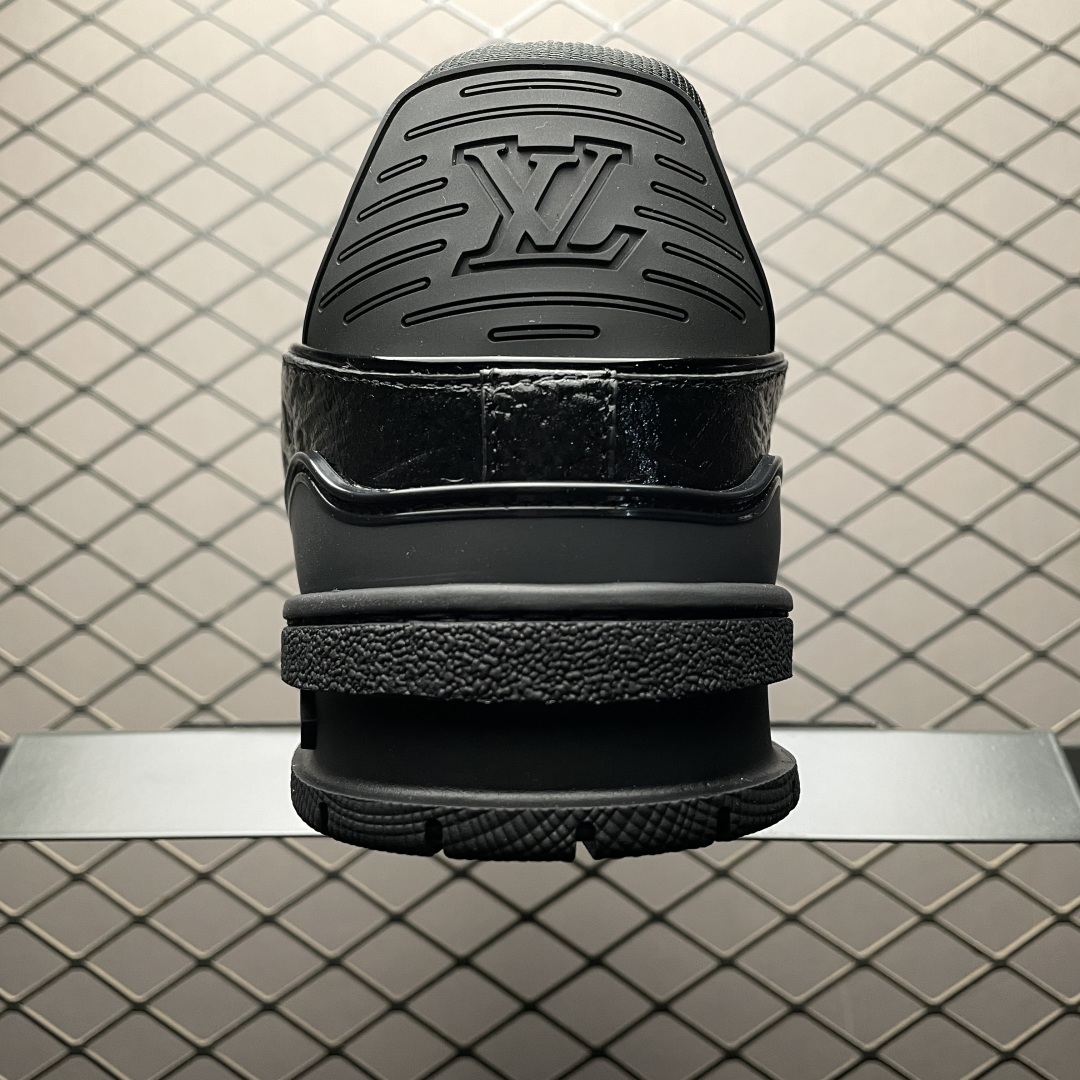 Low-top casual sneakers