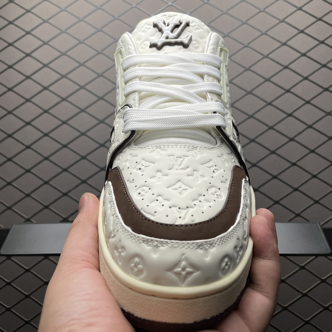 Low-top casual sneakers