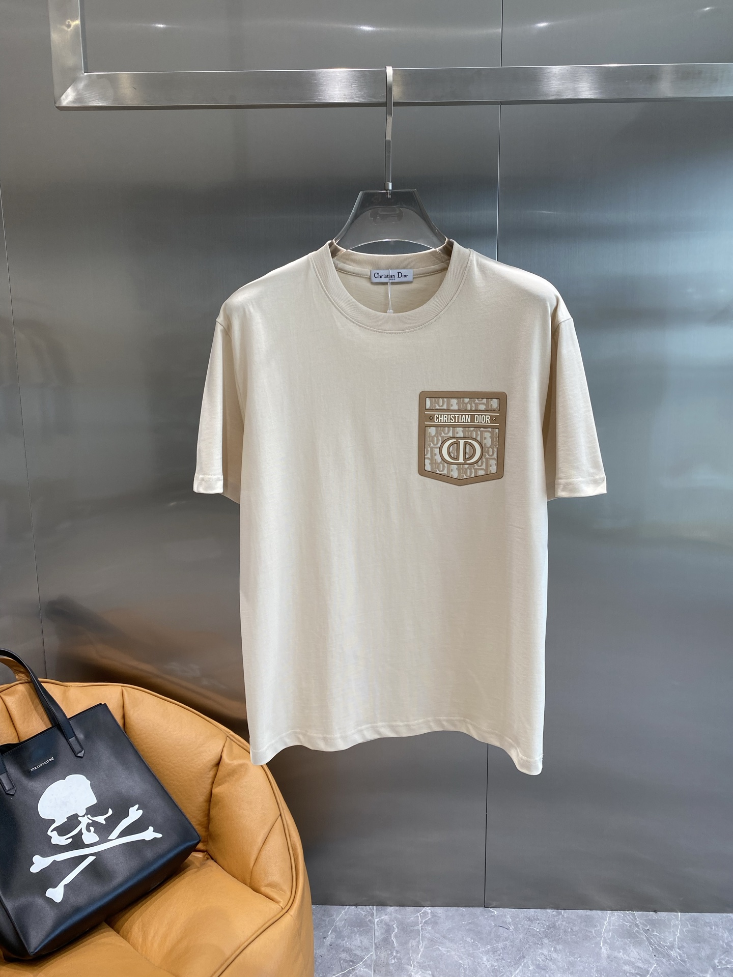 Black and white interwoven modern-style T-shirt