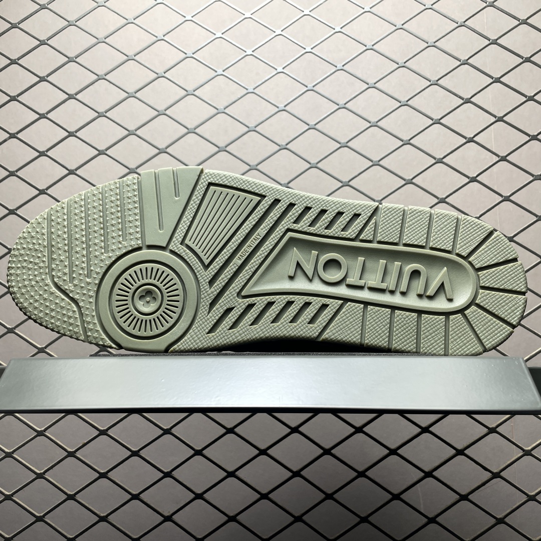 Light green low-top casual sneakers