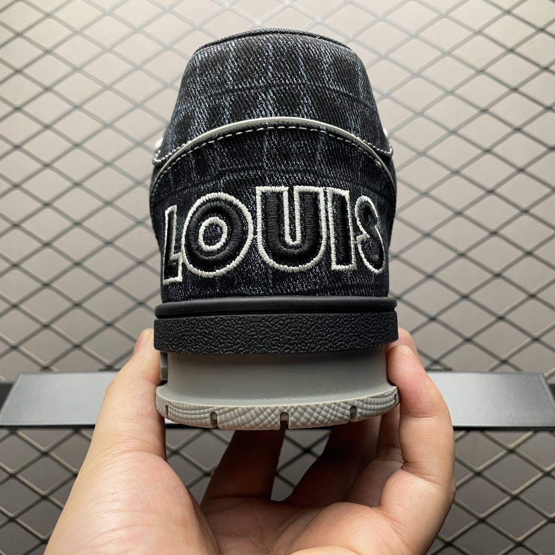 Low-top casual sneakers