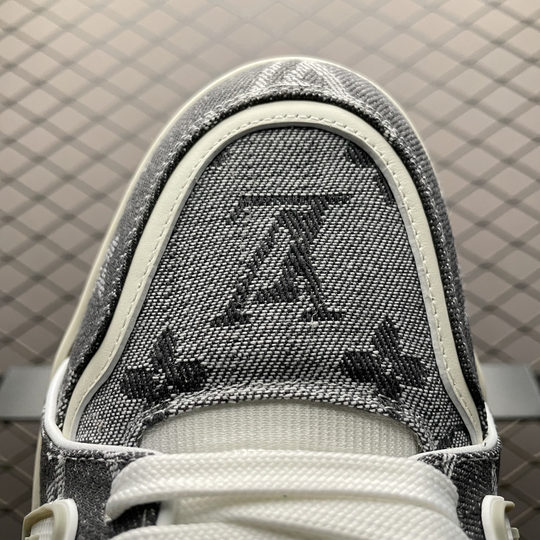 Low-top casual sneakers