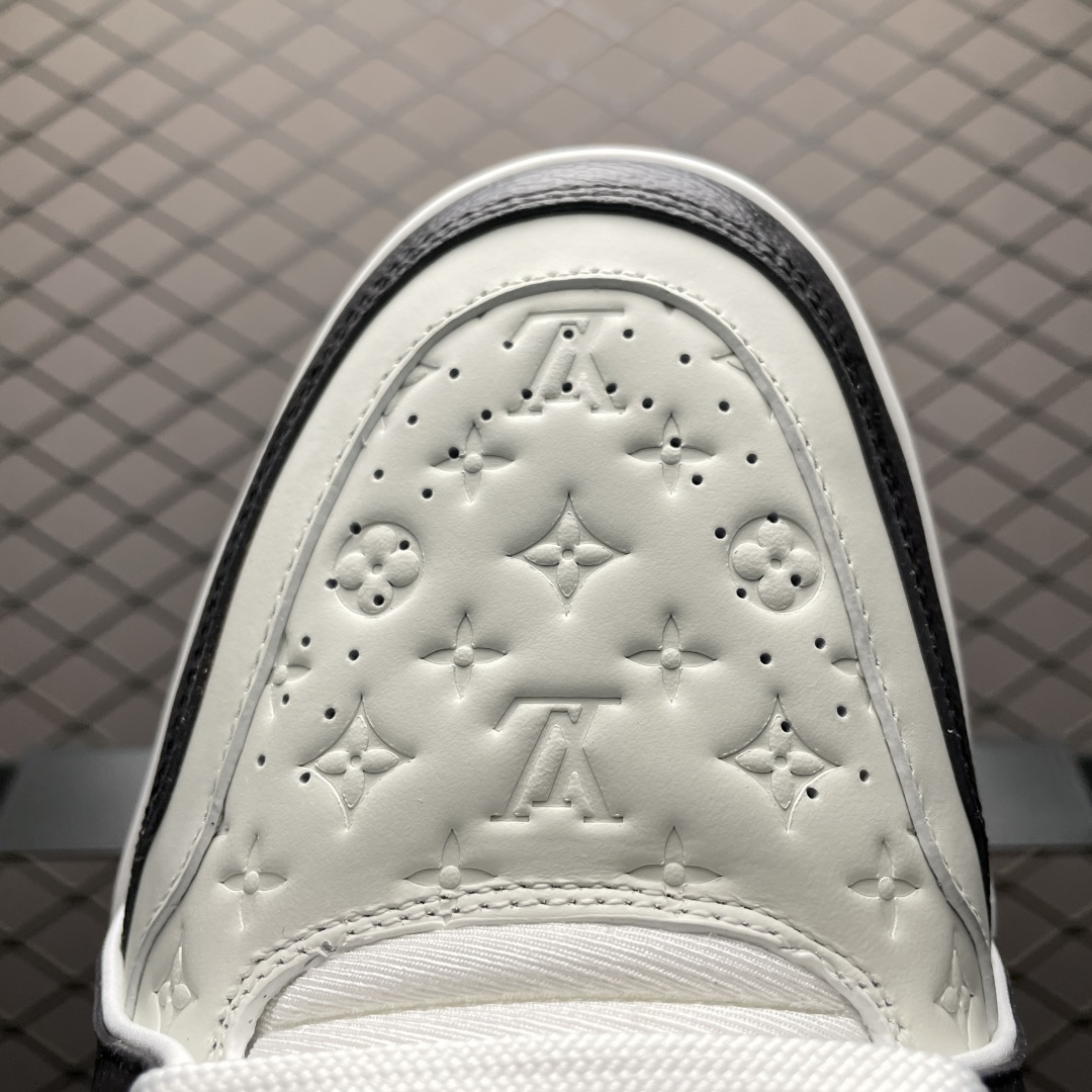 Low-top casual sneakers