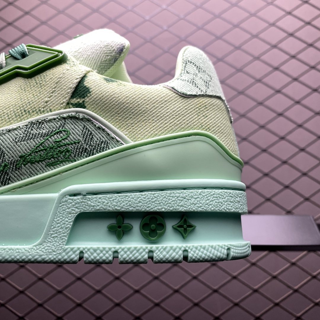 Low-top casual sneakers