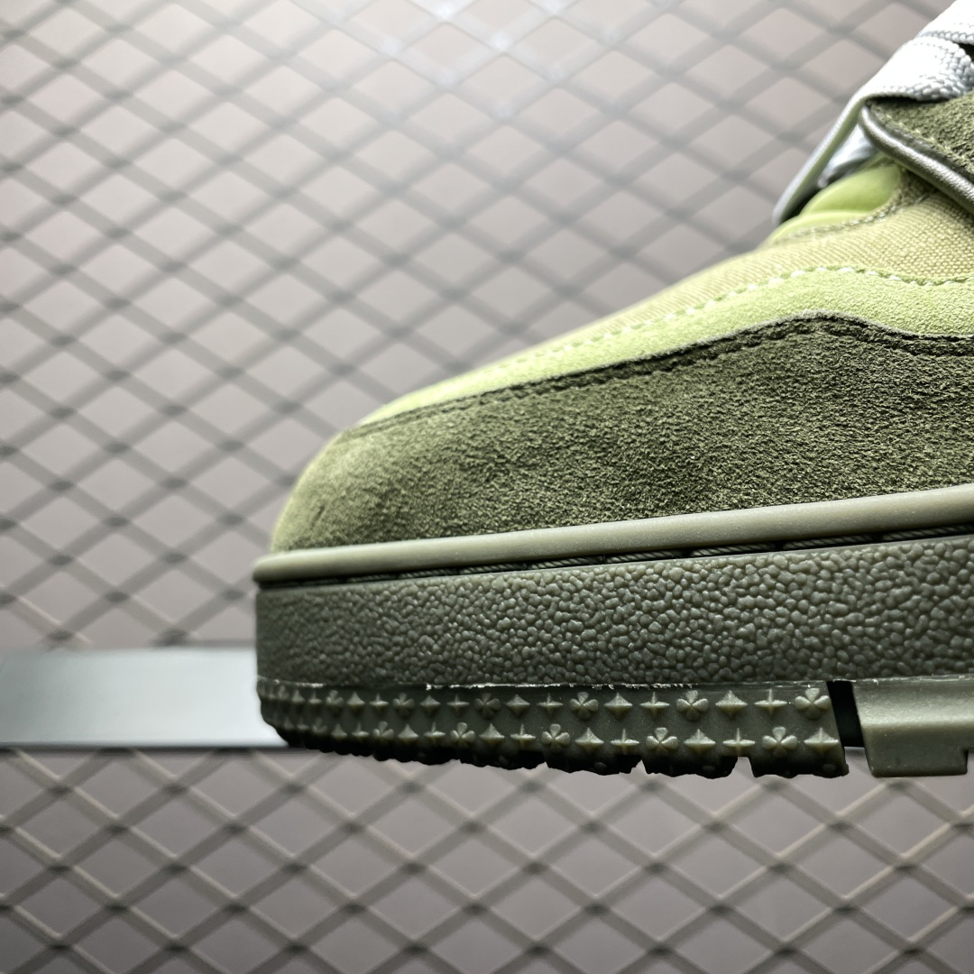 Light green low-top casual sneakers