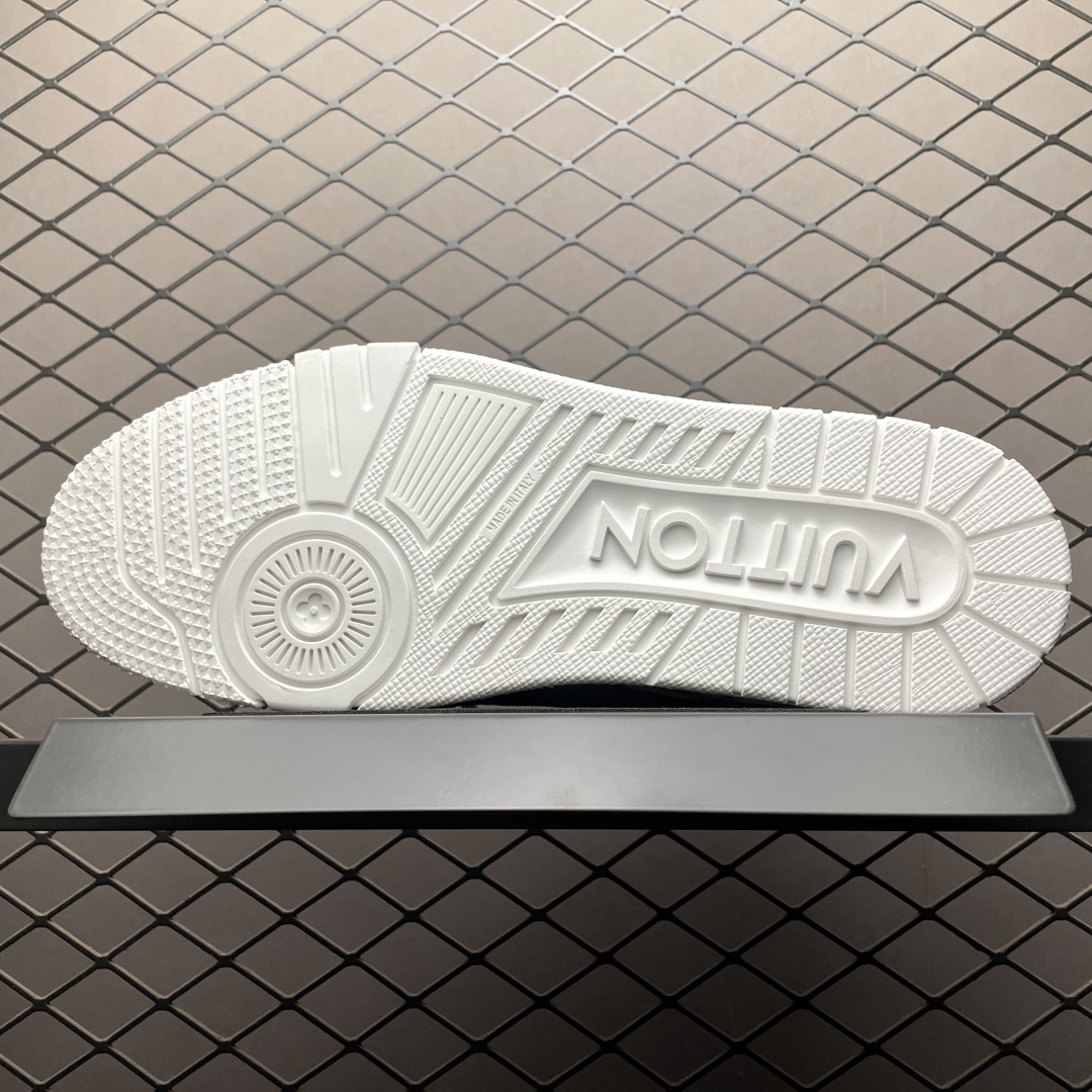 Low-top casual sneakers