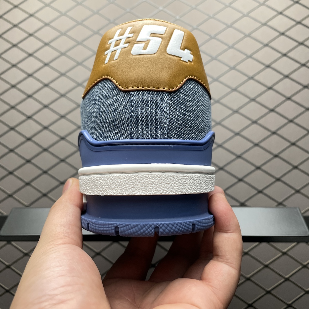 Low-top casual sneakers