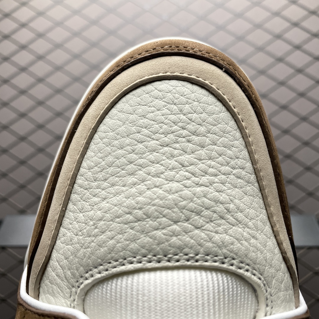 Low-top casual sneakers