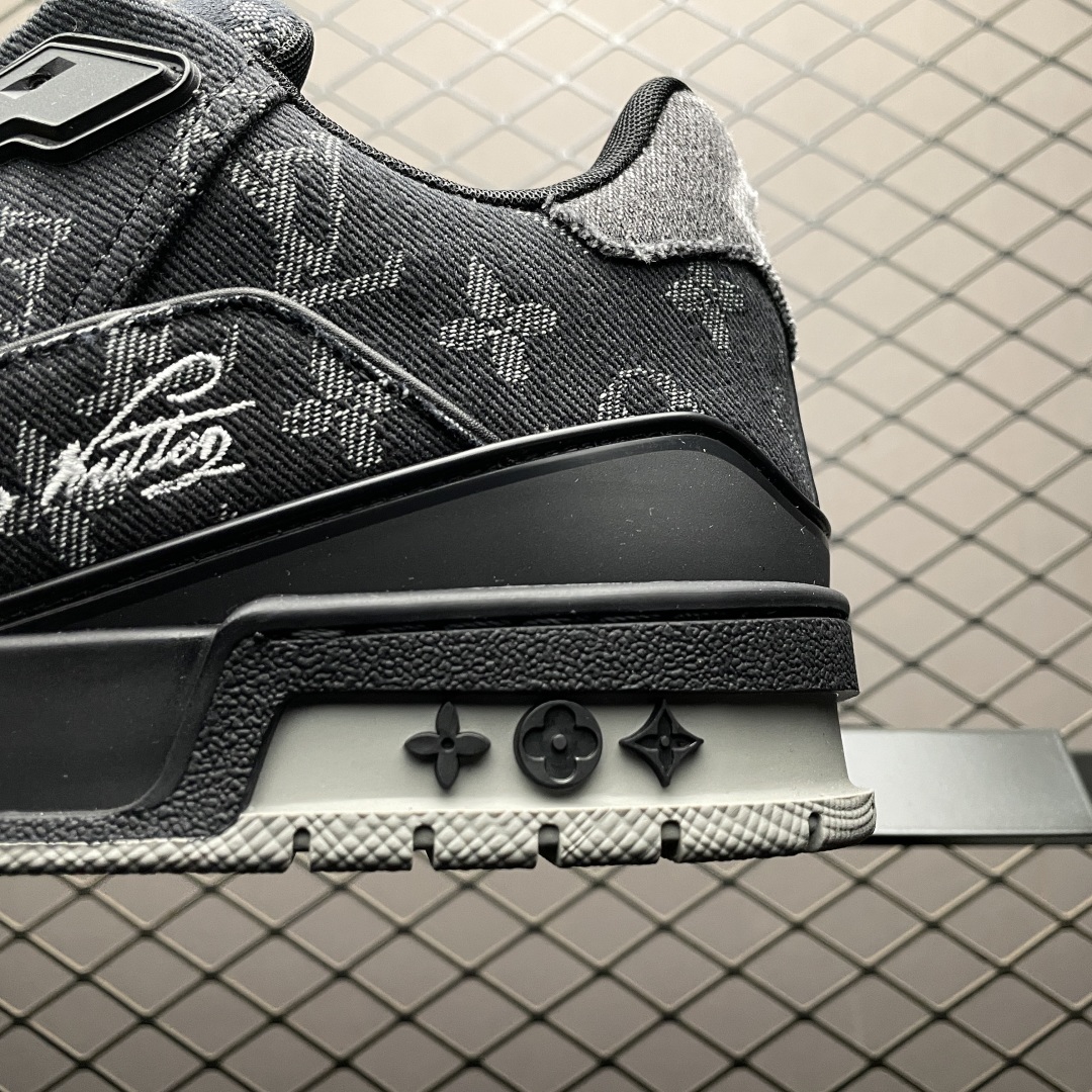 Low-top casual sneakers