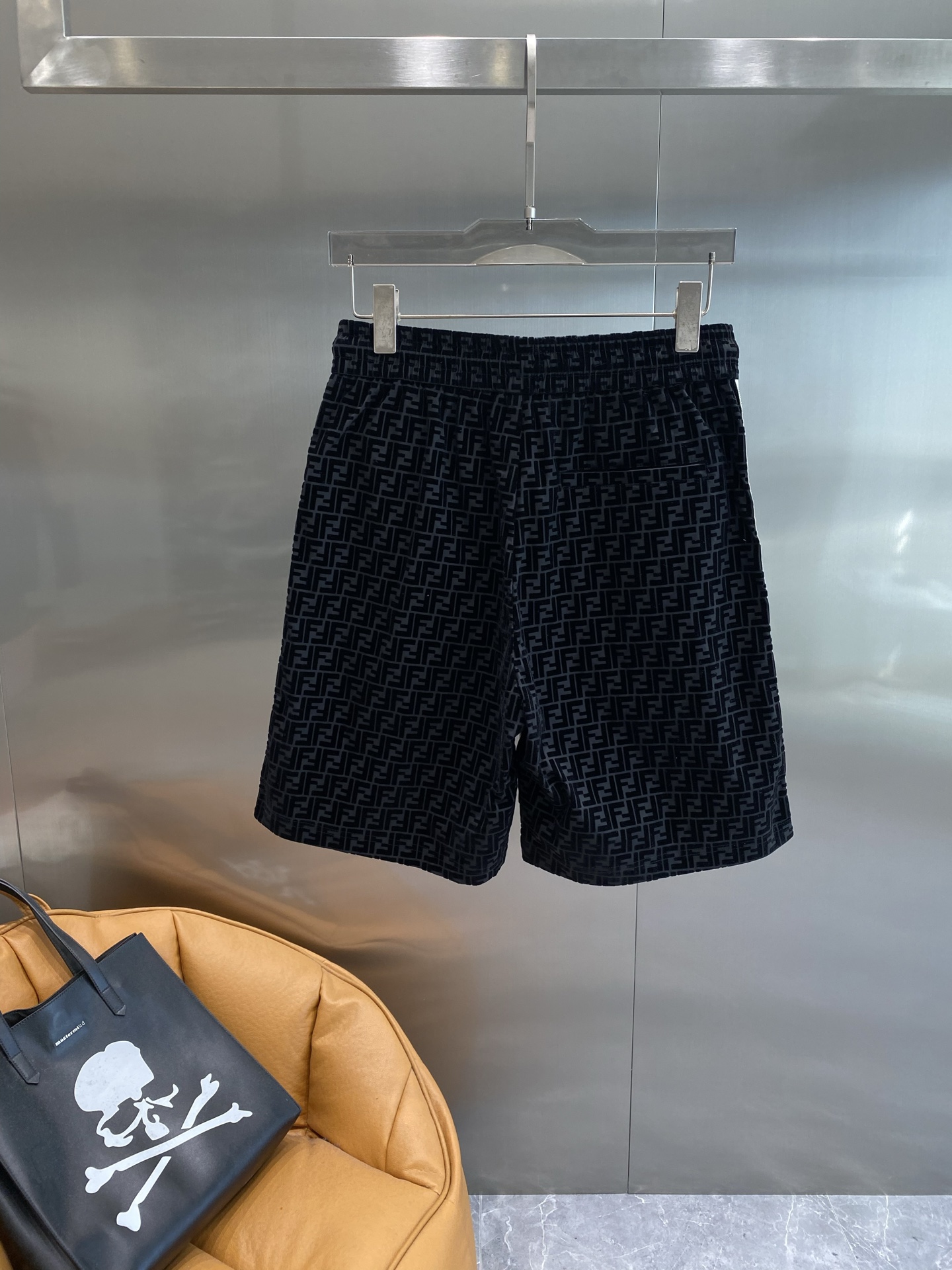 Side white stripe shorts